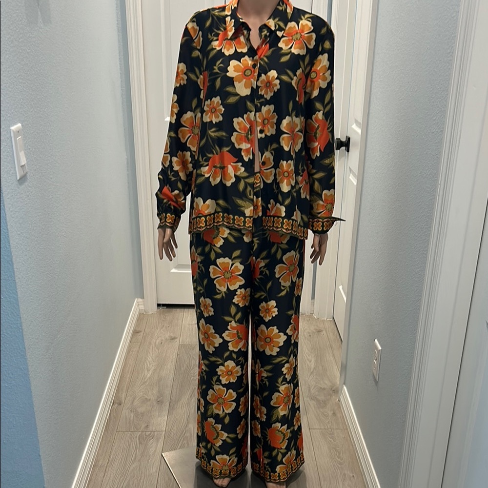 Two piece pant suit Top is 8
Bottom is Medium (pockets)